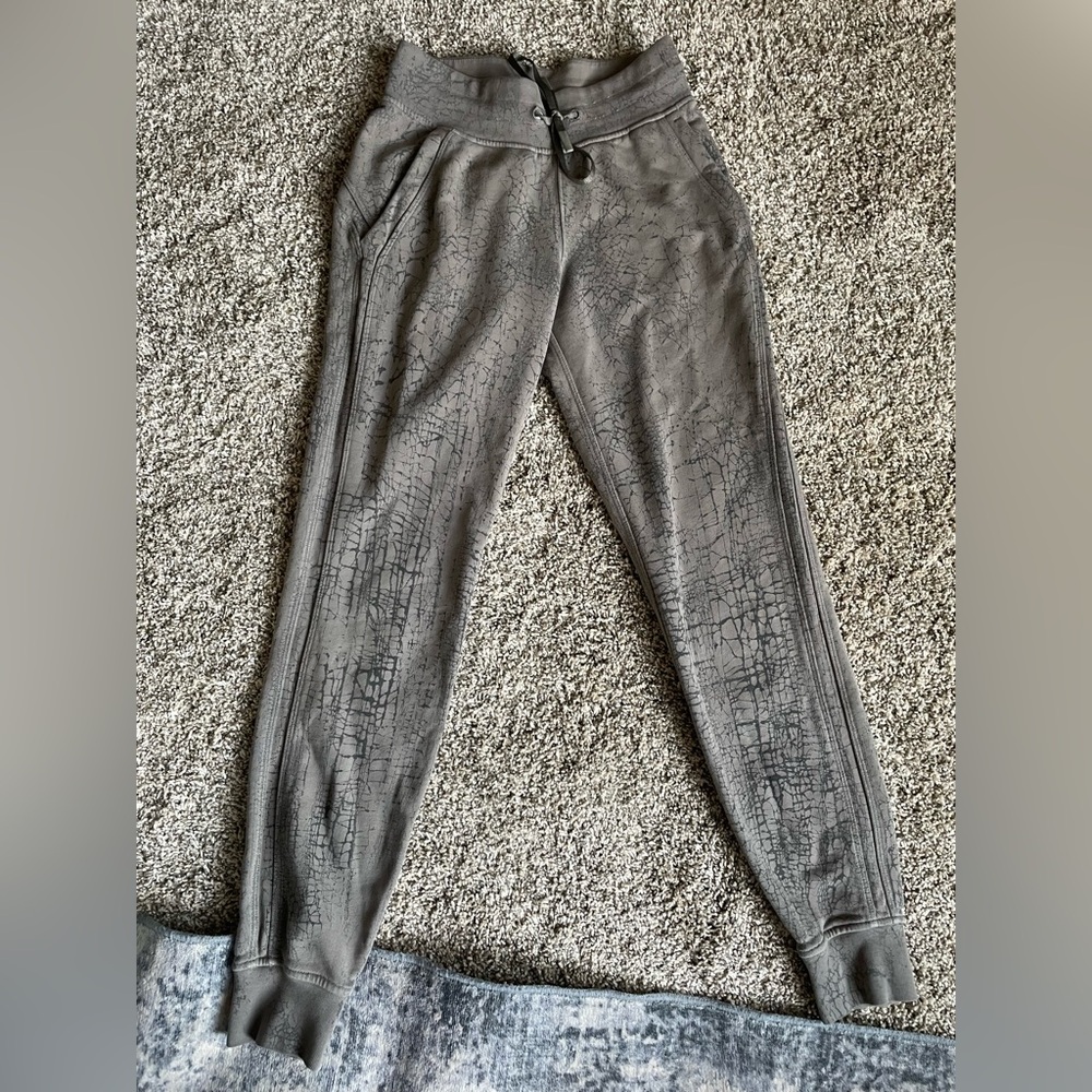 Lululemon Warm Down High Rise Thread Dye Rover Black Jogger in Sz 2